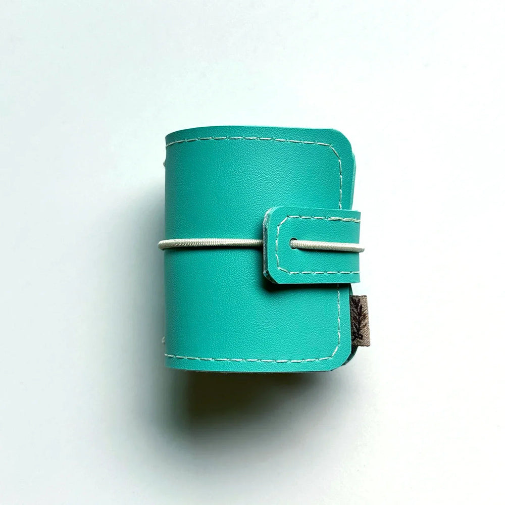 Capa para Caderneta em Miniatura . Mini Camaleão - Sônia Rondon